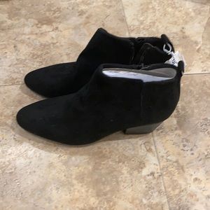 Old navy ankle boots size 6 black suede
